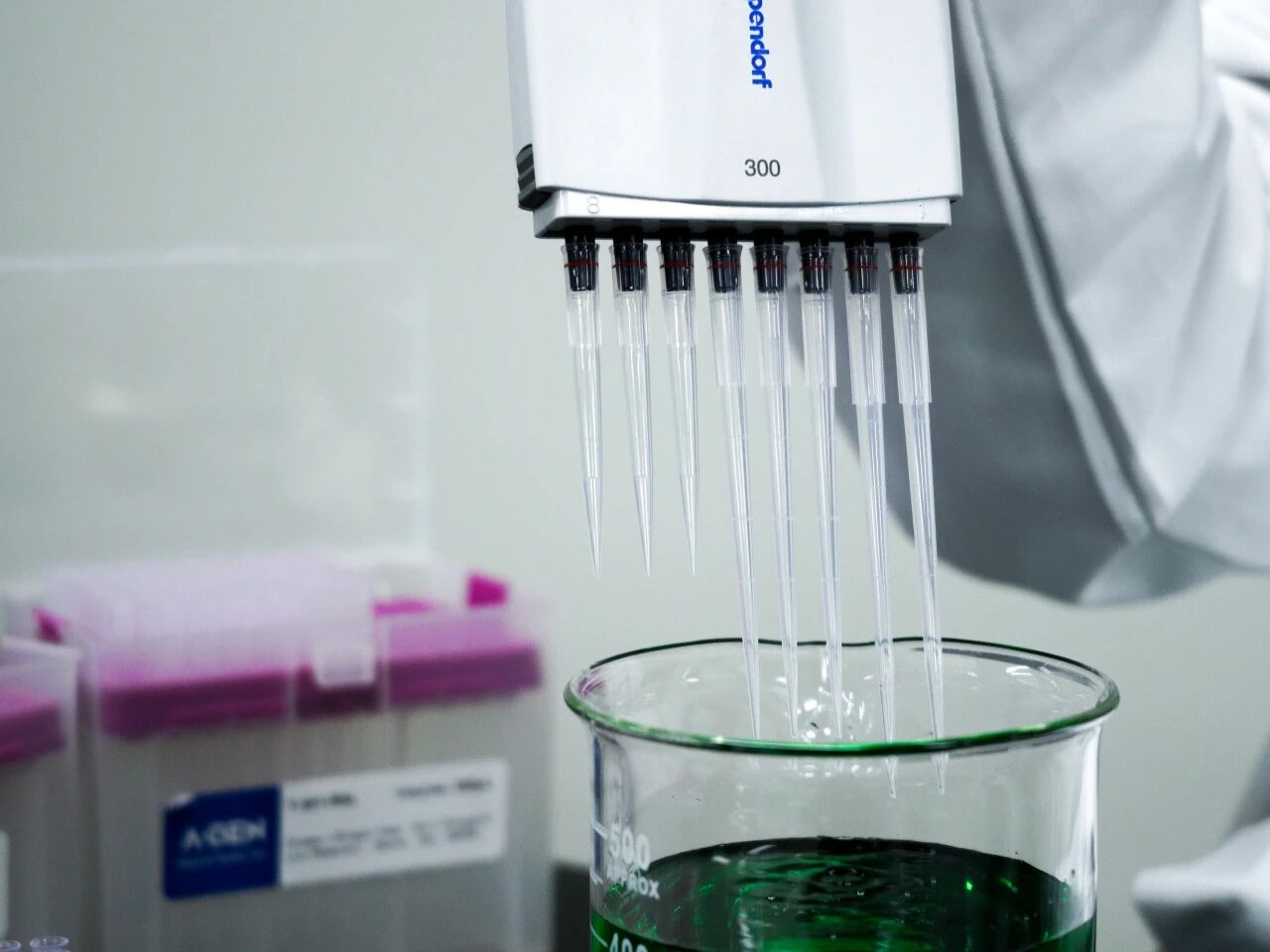实验室耗材_加长吸头提高移液准确性_爱津生物